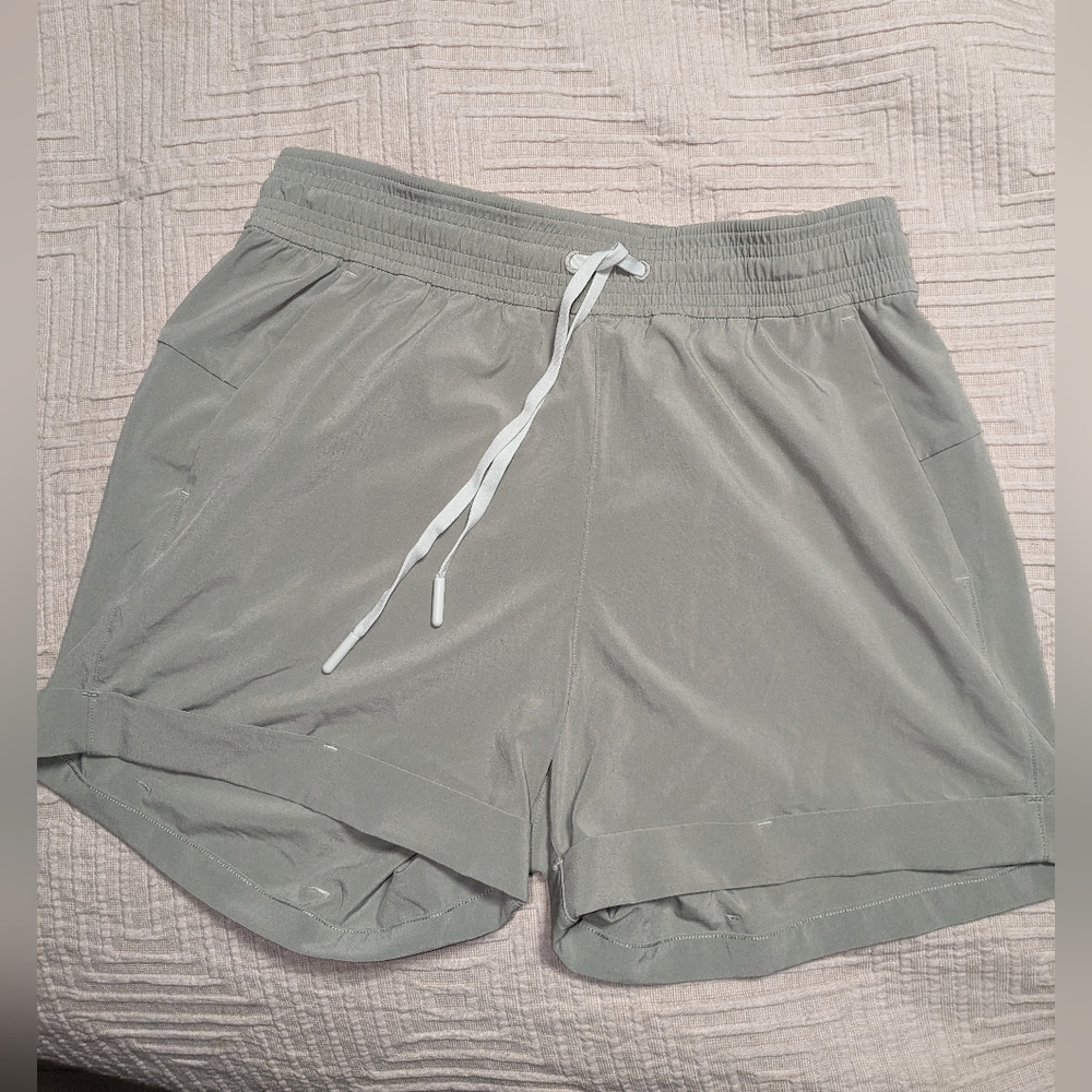 Lululemon pistachio colored hiking short size 4